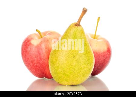 Deux pommes rouges et une poire verte, macro, isolée sur fond blanc. Banque D'Images