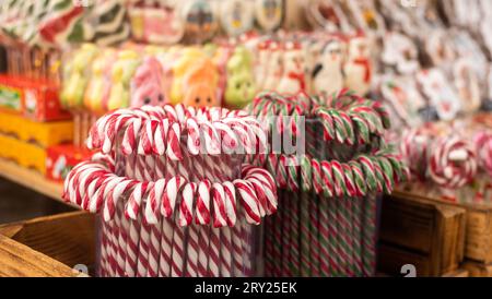 Pains d'épices, bonbons et noix sur un marché de Noël Banque D'Images