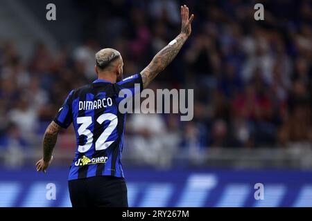 Federico DiMarco de FC Internazionale gestes lors du match de football Serie A entre FC Internazionale et nous Sassuolo au Stadio Giuseppe Meazza le 27 2023 septembre à Milan Italie . Banque D'Images