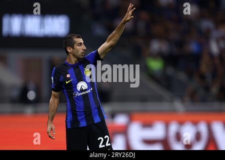 Henrikh Mkhitaryan de FC Internazionale gestes pendant le match de football Serie A entre FC Internazionale et nous Sassuolo au Stadio Giuseppe Meazza le 27 2023 septembre à Milan Italie . Banque D'Images