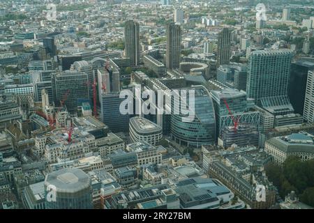 Londres Royaume-Uni. 28 septembre 2023. Une vue de la ville du haut le quartier financier de la ville de Londres depuis la zone d'observation Horizon 22 qui s'ouvre au public. Horizon 22 à Bishopsgate est le plus haut bâtiment de la ville de Londres offrant une vue panoramique sur Londres à une hauteur de 62 étages et 254 mètres et ouvre au public Credit amer ghazzal / Alamy Live News Banque D'Images