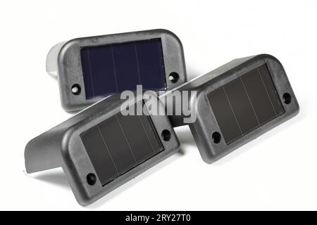 Petit panneau solaire ou module de cellule solaire pour l'alimentation de soutien sur le petit équipement isolé sur fond blanc. Banque D'Images
