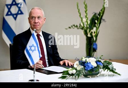 28 septembre 2023, Berlin : Joav Galant, ministre de la Défense d'Israël, à la signature de l'achat du système de défense antimissile Arrow 3 par l'Allemagne. Photo : Britta Pedersen/dpa Banque D'Images