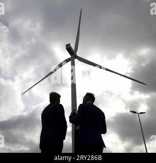 GELDERMALSEN - le roi Willem-Alexander ouvre la place de recharge rapide Watthub lors d'une visite à Burgerwind Cooperative West-Betuwe. La coopérative dispose de deux parcs éoliens et a développé la place de recharge rapide. ANP RAMON VAN flymen netherlands Out - belgique Out Banque D'Images