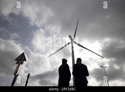 GELDERMALSEN - le roi Willem-Alexander ouvre la place de recharge rapide Watthub lors d'une visite à Burgerwind Cooperative West-Betuwe. La coopérative dispose de deux parcs éoliens et a développé la place de recharge rapide. ANP RAMON VAN flymen netherlands Out - belgique Out Banque D'Images