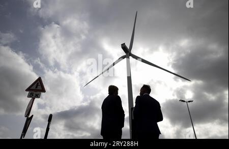 GELDERMALSEN - le roi Willem-Alexander ouvre la place de recharge rapide Watthub lors d'une visite à Burgerwind Cooperative West-Betuwe. La coopérative dispose de deux parcs éoliens et a développé la place de recharge rapide. ANP RAMON VAN flymen netherlands Out - belgique Out Banque D'Images