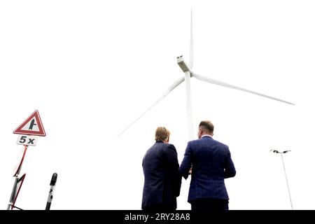 GELDERMALSEN - le roi Willem-Alexander ouvre la place de recharge rapide Watthub lors d'une visite à Burgerwind Cooperative West-Betuwe. La coopérative dispose de deux parcs éoliens et a développé la place de recharge rapide. ANP RAMON VAN flymen netherlands Out - belgique Out Banque D'Images