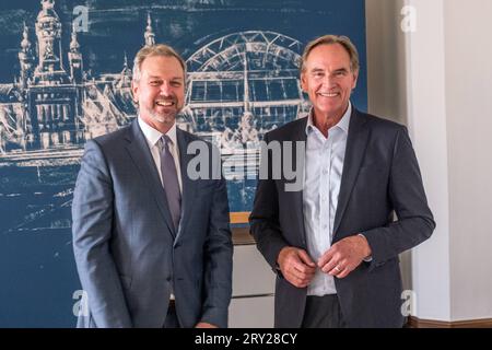 John R. Crosby, seit Juli 2023 US-Generalkonsul für Sachsen, Sachsen-Anhalt und Thüringen am US-Generalkonsulat in Leipzig, GAB seinen Antrittsbesuch im Neuen Rathaus in Leipzig. Dabei wurde er von Oberbürgermeister Burkhard Jung SPD begrüsst. John R. Crosby fungierte zuvor als Leiter der New Yorker Programmabteilung des Büros für internationales Besucherprogramme des US-Außenministeriums. Frühere Stationen seiner Laufbahn waren beispielsweise Mailand und München Leiter der politisch-wirtschaftlichen Abteilung, Kabul Teamleiter für regionale Öffentlichkeitsarbeit, Ljubljana Referent für politis Banque D'Images