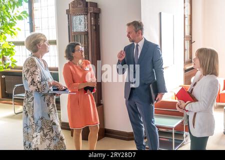 John R. Crosby, seit Juli 2023 US-Generalkonsul für Sachsen, Sachsen-Anhalt und Thüringen am US-Generalkonsulat in Leipzig, GAB seinen Antrittsbesuch im Neuen Rathaus in Leipzig. Dabei wurde er von Oberbürgermeister Burkhard Jung SPD begrüsst. John R. Crosby fungierte zuvor als Leiter der New Yorker Programmabteilung des Büros für internationales Besucherprogramme des US-Außenministeriums. Frühere Stationen seiner Laufbahn waren beispielsweise Mailand und München Leiter der politisch-wirtschaftlichen Abteilung, Kabul Teamleiter für regionale Öffentlichkeitsarbeit, Ljubljana Referent für politis Banque D'Images
