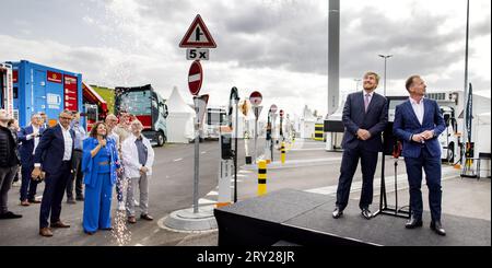 GELDERMALSEN - le roi Willem-Alexander ouvre la place de recharge rapide Watthub lors d'une visite à Burgerwind Cooperative West-Betuwe. La coopérative dispose de deux parcs éoliens et a développé la place de recharge rapide. ANP RAMON VAN flymen netherlands Out - belgique Out Banque D'Images