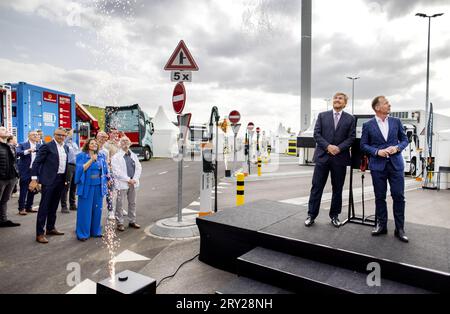 GELDERMALSEN - le roi Willem-Alexander ouvre la place de recharge rapide Watthub lors d'une visite à Burgerwind Cooperative West-Betuwe. La coopérative dispose de deux parcs éoliens et a développé la place de recharge rapide. ANP RAMON VAN flymen netherlands Out - belgique Out Banque D'Images