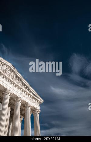 Façade imposante de la Cour de justice des États-Unis à Washington, DC avec ciel bleu et espace de copie. Banque D'Images