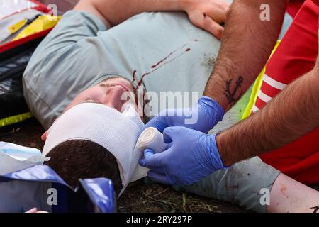 28 septembre 2023, Saxe, Wiederau : un secouriste d'urgence dans la formation bande un homme représentant une victime d'un attentat terroriste lors d'un exercice de terreur. Environ 150 stagiaires de la Croix-Rouge allemande, des Samaritains et de l'Ambulance Saint-Jean de Saxe et de Saxe-Anhalt participent à une situation terroriste organisée à la fin d'une semaine d'entraînement. Il y a eu un assassinat avec de nombreuses victimes : l'auteur s'est retranché, des coups de feu sont tirés, il y a de la fumée, des policiers lourdement armés et cagoulés prennent d'assaut le bâtiment. Par la suite, les ambulanciers paramédicaux doivent soigner les blessés. Photo : Jan Woitas/ Banque D'Images