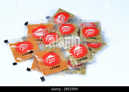 Pile de sachets d'assaisonnement ou sachet de Pizza Hut, une chaîne de restaurants américaine. Poivre et origan pour ajouter à Pizza au restaurant Pizza Hut. Banque D'Images