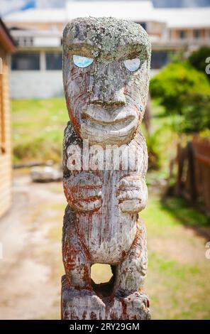 Tekoteko, figurine en bois sculptée traditionnelle maorie patinée, représentant des yeux de coquille Paua à Rotorua, en Nouvelle-Zélande Banque D'Images