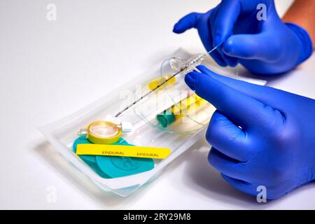 Ryazan, Russie - 27 septembre 2023 : aiguille pour anesthésie péridurale. L'anesthésie péridurale en médecine Banque D'Images