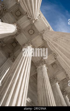 Façade imposante de la Cour de justice des États-Unis à Washington, DC avec ciel bleu et espace de copie. Banque D'Images