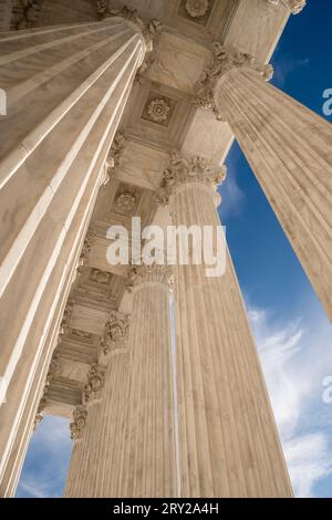 Façade imposante de la Cour de justice des États-Unis à Washington, DC avec ciel bleu et espace de copie. Banque D'Images