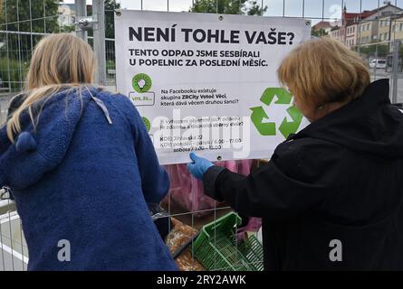 La ville de Zdar nad Sazavou avait apporté sur la place de la République pendant une semaine les ordures qu’elle avait ramassées autour de la ville à l’extérieur des bacs de collecte pendant moins d’un mois, le 1 septembre 2023. Le nettoyage de la ville coûte plus de 400 000 CZK par an. (CTK photo/Lubos Pavlicek) Banque D'Images