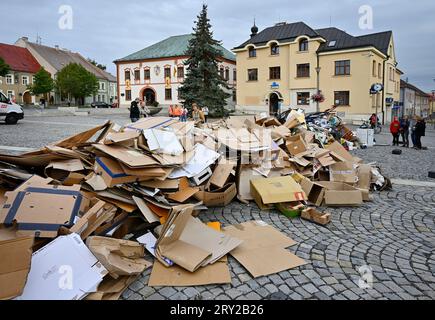 La ville de Zdar nad Sazavou avait apporté sur la place de la République pendant une semaine les ordures qu’elle avait ramassées autour de la ville à l’extérieur des bacs de collecte pendant moins d’un mois, le 1 septembre 2023. Le nettoyage de la ville coûte plus de 400 000 CZK par an. (CTK photo/Lubos Pavlicek) Banque D'Images