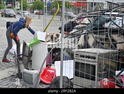 La ville de Zdar nad Sazavou avait apporté sur la place de la République pendant une semaine les ordures qu’elle avait ramassées autour de la ville à l’extérieur des bacs de collecte pendant moins d’un mois, le 1 septembre 2023. Le nettoyage de la ville coûte plus de 400 000 CZK par an. (CTK photo/Lubos Pavlicek) Banque D'Images