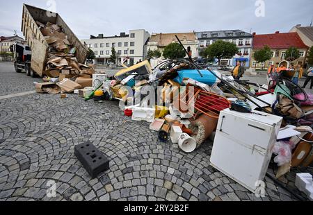 La ville de Zdar nad Sazavou avait apporté sur la place de la République pendant une semaine les ordures qu’elle avait ramassées autour de la ville à l’extérieur des bacs de collecte pendant moins d’un mois, le 1 septembre 2023. Le nettoyage de la ville coûte plus de 400 000 CZK par an. (CTK photo/Lubos Pavlicek) Banque D'Images