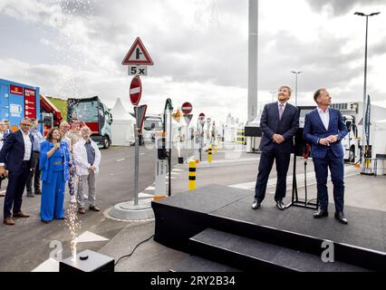 GELDERMALSEN - le roi Willem-Alexander ouvre la place de recharge rapide Watthub lors d'une visite à Burgerwind Cooperative West-Betuwe. La coopérative dispose de deux parcs éoliens et a développé la place de recharge rapide. ANP RAMON VAN flymen netherlands Out - belgique Out Banque D'Images