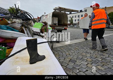 La ville de Zdar nad Sazavou avait apporté sur la place de la République pendant une semaine les ordures qu’elle avait ramassées autour de la ville à l’extérieur des bacs de collecte pendant moins d’un mois, le 1 septembre 2023. Le nettoyage de la ville coûte plus de 400 000 CZK par an. (CTK photo/Lubos Pavlicek) Banque D'Images