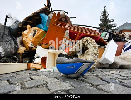 La ville de Zdar nad Sazavou avait apporté sur la place de la République pendant une semaine les ordures qu’elle avait ramassées autour de la ville à l’extérieur des bacs de collecte pendant moins d’un mois, le 1 septembre 2023. Le nettoyage de la ville coûte plus de 400 000 CZK par an. (CTK photo/Lubos Pavlicek) Banque D'Images