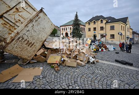 La ville de Zdar nad Sazavou avait apporté sur la place de la République pendant une semaine les ordures qu’elle avait ramassées autour de la ville à l’extérieur des bacs de collecte pendant moins d’un mois, le 1 septembre 2023. Le nettoyage de la ville coûte plus de 400 000 CZK par an. (CTK photo/Lubos Pavlicek) Banque D'Images