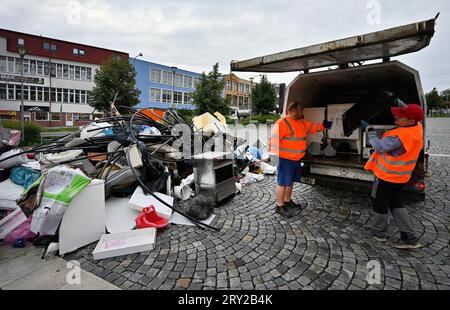 La ville de Zdar nad Sazavou avait apporté sur la place de la République pendant une semaine les ordures qu’elle avait ramassées autour de la ville à l’extérieur des bacs de collecte pendant moins d’un mois, le 1 septembre 2023. Le nettoyage de la ville coûte plus de 400 000 CZK par an. (CTK photo/Lubos Pavlicek) Banque D'Images