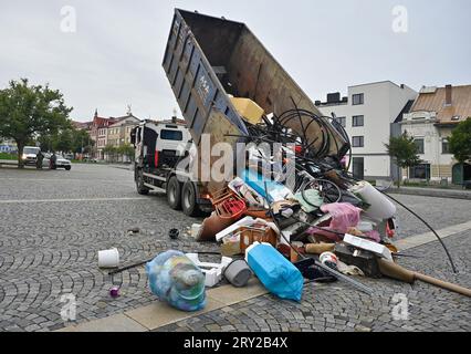 La ville de Zdar nad Sazavou avait apporté sur la place de la République pendant une semaine les ordures qu’elle avait ramassées autour de la ville à l’extérieur des bacs de collecte pendant moins d’un mois, le 1 septembre 2023. Le nettoyage de la ville coûte plus de 400 000 CZK par an. (CTK photo/Lubos Pavlicek) Banque D'Images