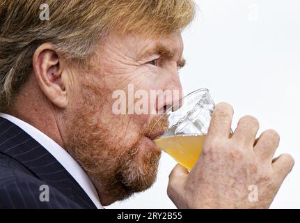 GELDERMALSEN - King Willem-Alexander reçoit une visite de la forêt alimentaire lors d'une visite à Burgerwind Cooperative West-Betuwe. La coopérative dispose de deux parcs éoliens et a développé le WattHub Fast Charging plaza. ANP RAMON VAN flymen netherlands Out - belgique Out Banque D'Images