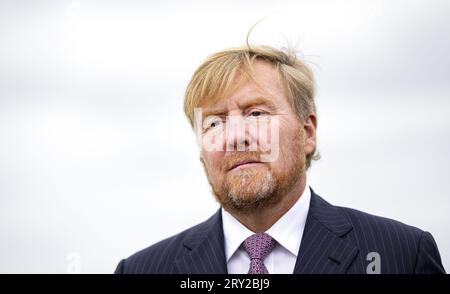 GELDERMALSEN - King Willem-Alexander reçoit une visite de la forêt alimentaire lors d'une visite à Burgerwind Cooperative West-Betuwe. La coopérative dispose de deux parcs éoliens et a développé le WattHub Fast Charging plaza. ANP RAMON VAN flymen netherlands Out - belgique Out Banque D'Images