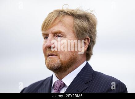 GELDERMALSEN - King Willem-Alexander reçoit une visite de la forêt alimentaire lors d'une visite à Burgerwind Cooperative West-Betuwe. La coopérative dispose de deux parcs éoliens et a développé le WattHub Fast Charging plaza. ANP RAMON VAN flymen netherlands Out - belgique Out Banque D'Images