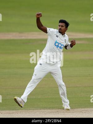 Vishwa Fernando, le joueur de quilles de Durham, célèbre le coup de poing de Will Davis du Leicestershire au cours de la troisième journée du match du championnat LV= Insurance County au Seat unique Riverside, Chester-le-Street. Date de la photo : jeudi 28 septembre 2023. Banque D'Images