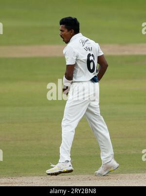 Vishwa Fernando, le joueur de quilles de Durham, célèbre le coup de poing de Will Davis du Leicestershire au cours de la troisième journée du match du championnat LV= Insurance County au Seat unique Riverside, Chester-le-Street. Date de la photo : jeudi 28 septembre 2023. Banque D'Images