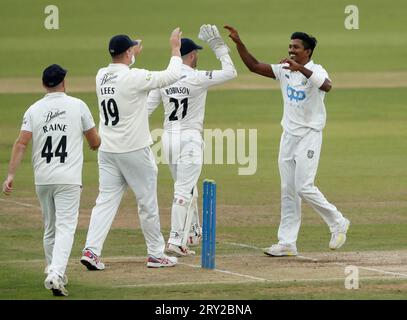 Vishwa Fernando (à droite), joueur de Durham, célèbre avoir pris le guichet de Will Davis Batting du Leicestershire au cours de la troisième journée du match du championnat LV= Insurance County Championship au Seat unique Riverside, Chester-le-Street. Date de la photo : jeudi 28 septembre 2023. Banque D'Images