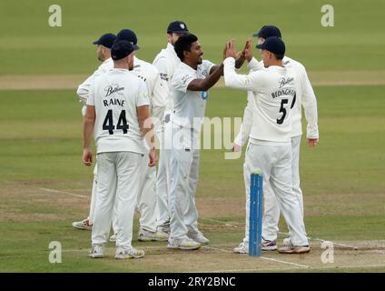 Vishwa Fernando (au centre), joueur de Durham, célèbre avoir pris le guichet de Will Davis Batting du Leicestershire au cours de la troisième journée du match du championnat LV= Insurance County Championship au Seat unique Riverside, Chester-le-Street. Date de la photo : jeudi 28 septembre 2023. Banque D'Images