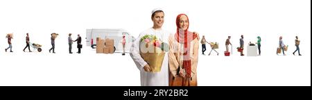 Couple musulman avec des sacs d'épicerie devant les agriculteurs livrant des fruits et légumes au marché isolé sur fond blanc Banque D'Images
