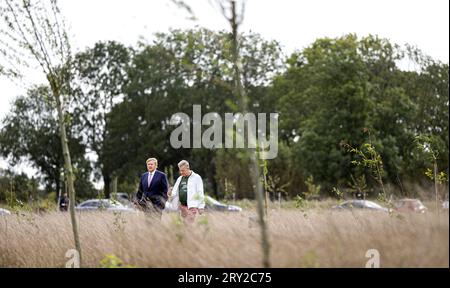 GELDERMALSEN - King Willem-Alexander reçoit une visite de la forêt alimentaire lors d'une visite à Burgerwind Cooperative West-Betuwe. La coopérative dispose de deux parcs éoliens et a développé le WattHub Fast Charging plaza. ANP RAMON VAN flymen netherlands Out - belgique Out Banque D'Images