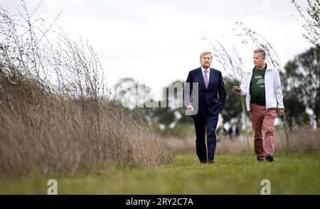 GELDERMALSEN - King Willem-Alexander reçoit une visite de la forêt alimentaire lors d'une visite à Burgerwind Cooperative West-Betuwe. La coopérative dispose de deux parcs éoliens et a développé le WattHub Fast Charging plaza. ANP RAMON VAN flymen netherlands Out - belgique Out Banque D'Images