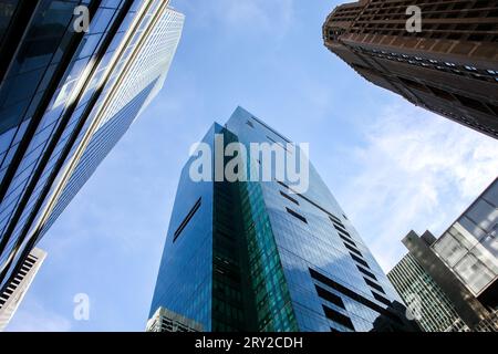NEW YORK, NY, USA, 27 OCTOBRE 2017. Gratte-ciel avec ciel bleu à New York Banque D'Images