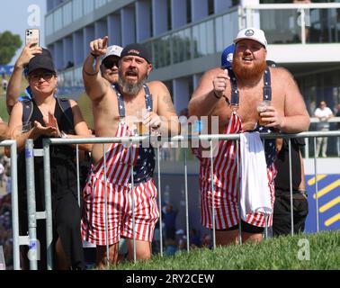 Rome, Italie. 28 septembre 2023. Les fans américains se réjouissent lors des entraînements à la Ryder Cup 2023 au Marco Simone Golf Club, Rome, Italie, le 28 septembre 2023. Crédit : UPI/Alamy Live News Banque D'Images