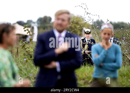 GELDERMALSEN - King Willem-Alexander reçoit une visite de la forêt alimentaire lors d'une visite à Burgerwind Cooperative West-Betuwe. La coopérative dispose de deux parcs éoliens et a développé le WattHub Fast Charging plaza. ANP RAMON VAN flymen netherlands Out - belgique Out Banque D'Images