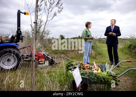 GELDERMALSEN - King Willem-Alexander reçoit une visite de la forêt alimentaire lors d'une visite à Burgerwind Cooperative West-Betuwe. La coopérative dispose de deux parcs éoliens et a développé le WattHub Fast Charging plaza. ANP RAMON VAN flymen netherlands Out - belgique Out Banque D'Images