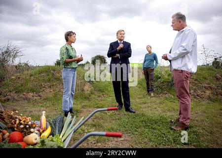 GELDERMALSEN - King Willem-Alexander reçoit une visite de la forêt alimentaire lors d'une visite à Burgerwind Cooperative West-Betuwe. La coopérative dispose de deux parcs éoliens et a développé le WattHub Fast Charging plaza. ANP RAMON VAN flymen netherlands Out - belgique Out Banque D'Images