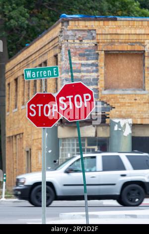 Detroit, Michigan - deux panneaux d'arrêt à un coin de rue. Banque D'Images