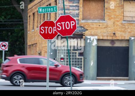 Detroit, Michigan - deux panneaux d'arrêt à un coin de rue. Banque D'Images