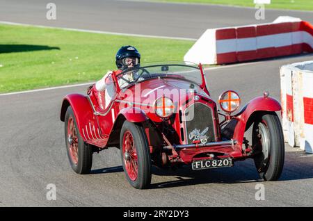 Une Alfa Romeo 8C 2300 MM 1931 appartenant à Alain de Cadenet et pilotée par lui lors de l'événement Goodwood Revival 2015 Banque D'Images